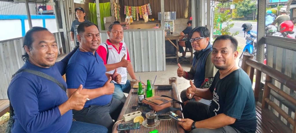 Sejumlah aktivis LSM dan Wartawan di Mojokerto gelar kopdar di Desa Perning, Kecamatan Jetis, Kabupaten Mojokerto