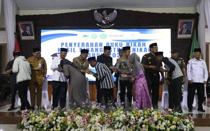 “Bupati Mantu”, 179 Pasangan di Bondowoso Resmi Nikah Moment para pasangan suami istri bersalaman dengan bupati Bondowoso abdul Hamid wahid di pendopo raden Bagus asra.