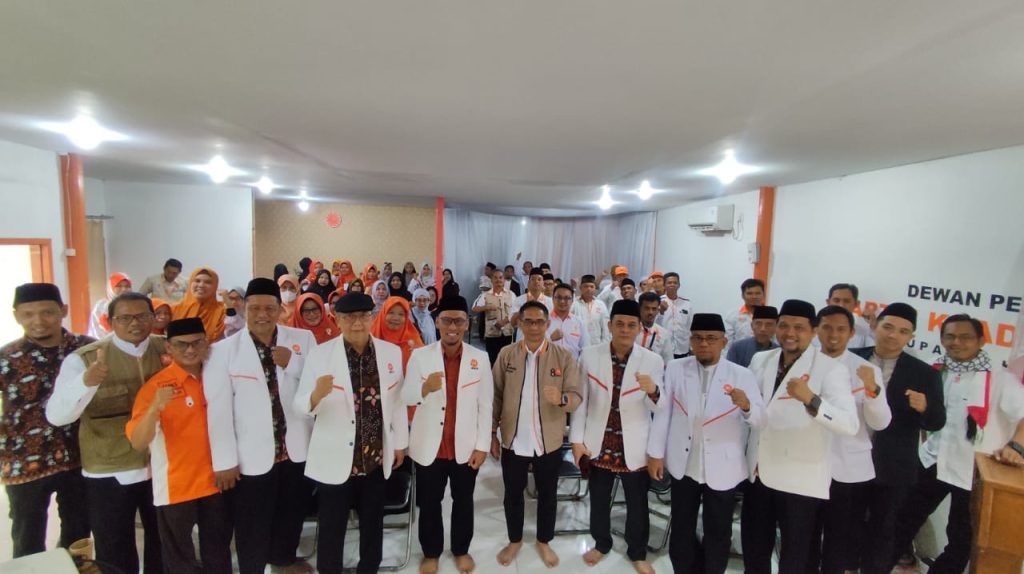 Sekretaris DPW PKS Kalimantan Timur, Wasis Riyanto, Ketua Fraksi PKS DPRD Kaltim, Firnadi Ikhsan dan Anggota DPR RI dapil Kaltim, H. Aus Hidayat Nur bersama jajaran pengurus DPD PKS Kukar (Atul/Humas DPD PKS Kukar)