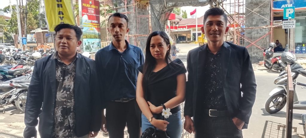 Foto Edi Mulyono. Korban didampingi pengacara di Mapolres Jember