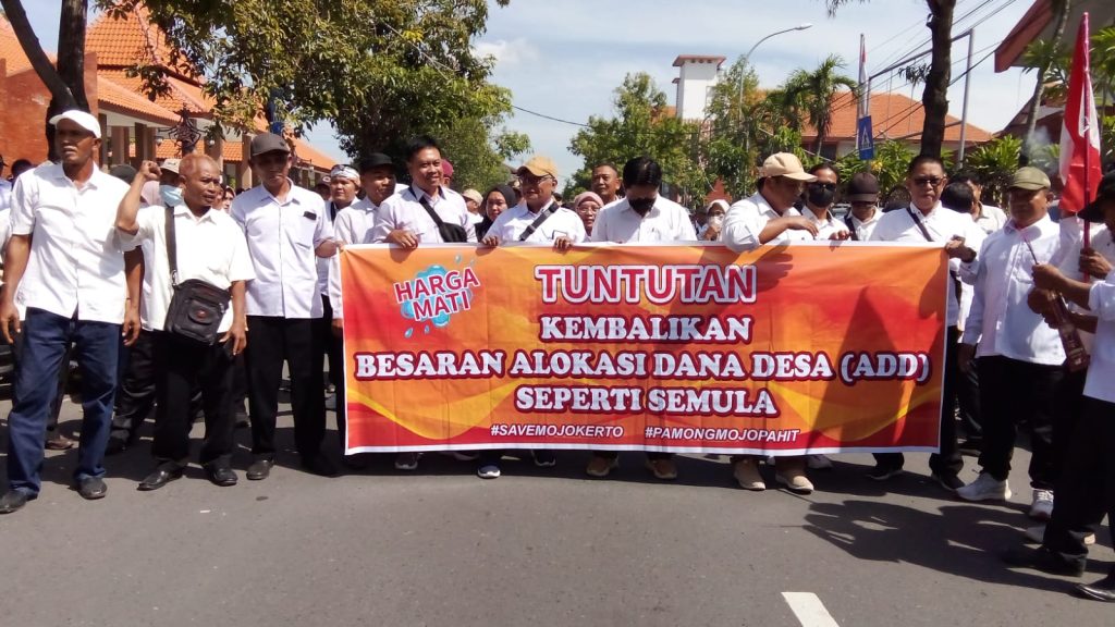 Kepala Desa Se -Kabupaten Mojokerto Gelar Aksi Damai Tuntut Pengembalian ADD