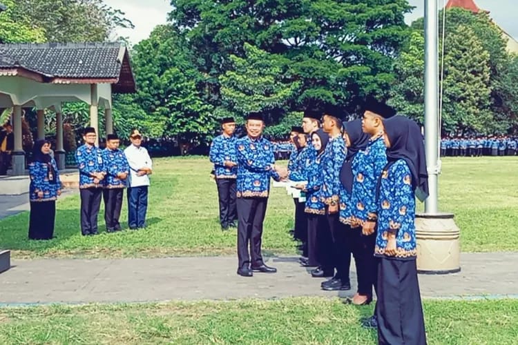 Bondowoso Lantik 4.502 PPPK Paruh Waktu Formasi 2025 Penyerahan SK PPPK oleh Bupati Hamid, di Alun-Alun Raden Bagus Asra Bondowoso (Doni/GOnews.id)