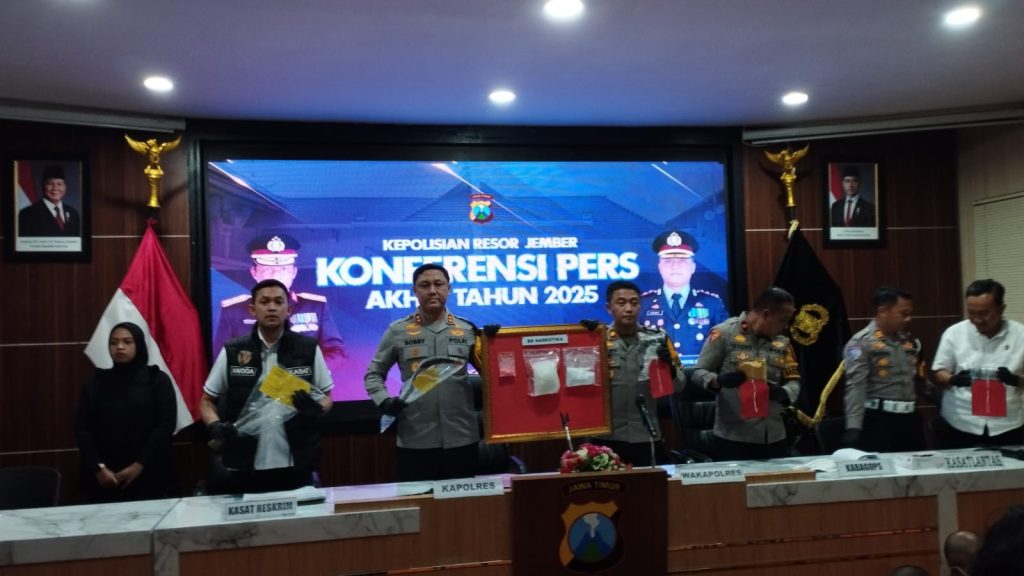 Foto Edi Mulyono. Kapolres Jember AKBP Bobby A Condroputra saat Konferensi pers akhir tahun di aula mapolres Jember