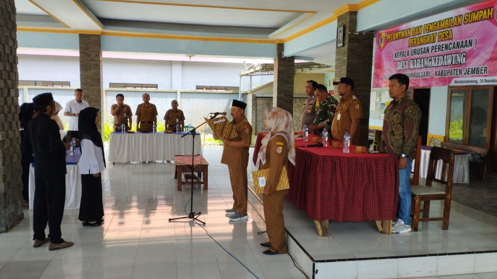 Foto Edi Mulyono. Kades Karang kedawung Suparto saat mengambil sumpah pelantikan perangkat