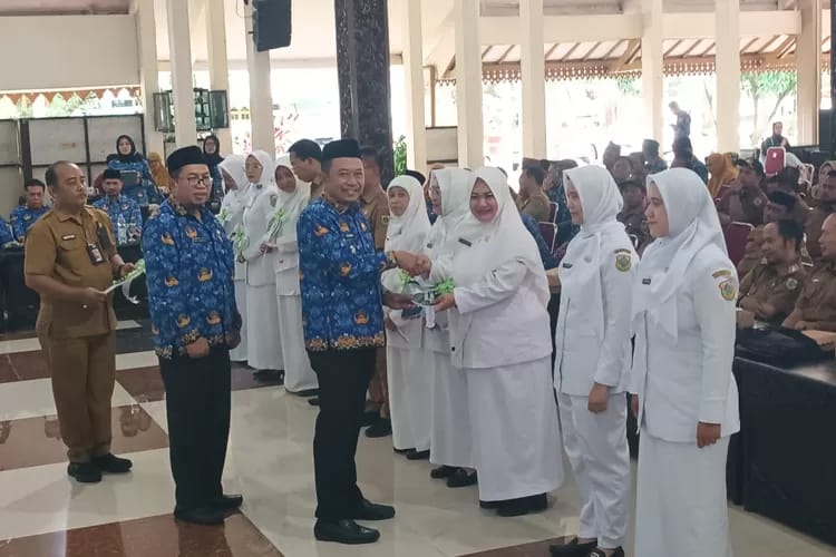Pemkab Bondowoso Tambah 10 Ambulans Demi Respons Cepat Prosesi secara simbolik 10 ambulanc oleh Bupati Hamid di Pendopo Raden Bagus Asra Bondowoso. (Doni/GOnews.id).