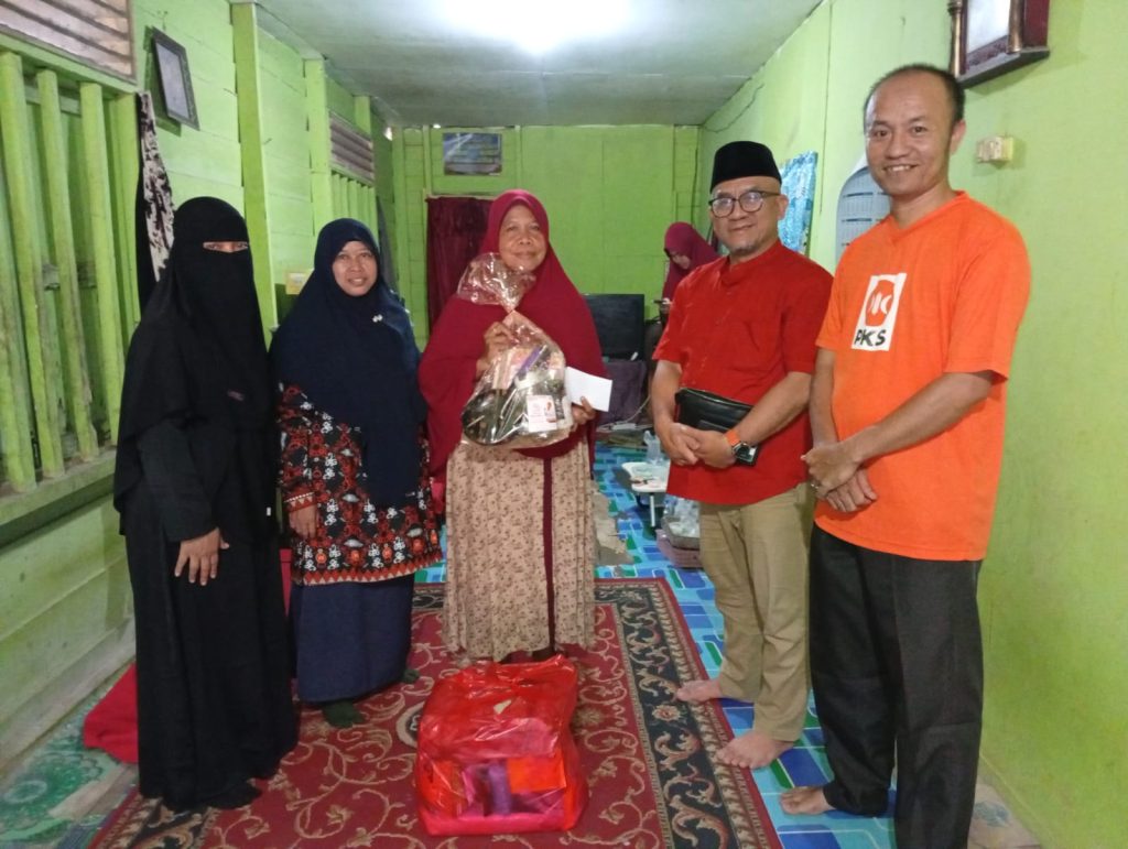 Arif Kurniawan, Ketua Fraksi PKS DPRD Kota Samarinda (Kopiah Hitam) saat memberikan apresiasi kepada ibu-ibu di Sungai Kunjang (Dok.Fraksi PKS Kota Samarinda)