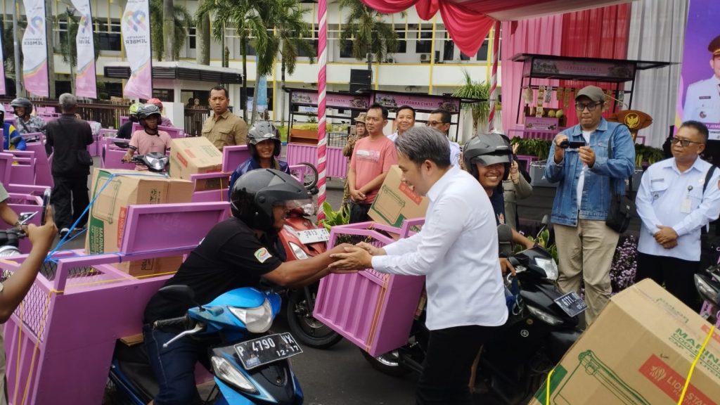 Pemkab jember serahkan bantuan " gerobak cinta " kepada para pedagang masyarakat jember.foto Edi Mulyono