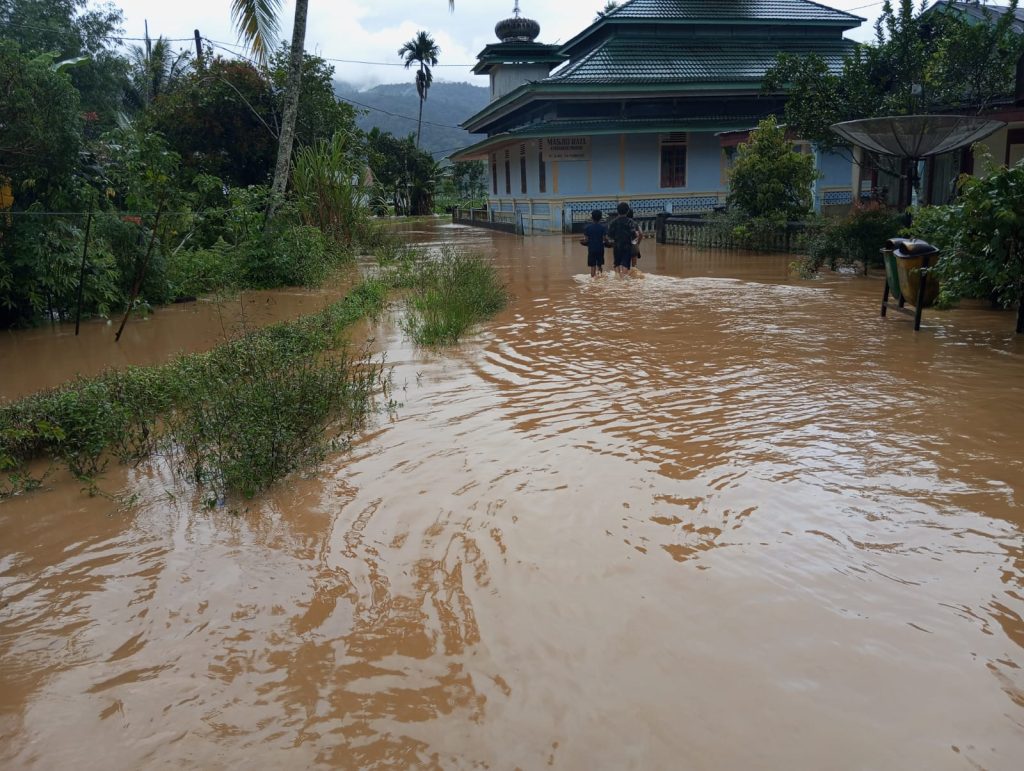 Terlihat warga melintasi genangan banjir menuju Masjid Raya Sinuruik, Rabu (31/12/2025). (Saipen/GOnews.id)