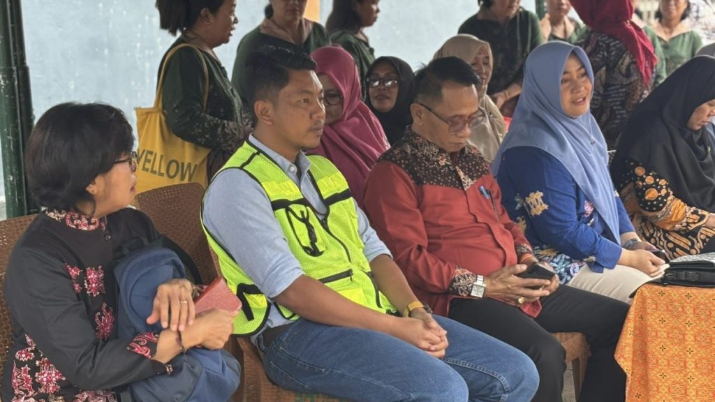 Kepala Desa Singa Gembara, Hamriani Kassa (kerudung biru) saat acara peletakan baru pertama Kantor Posyandu di Desa Singa Gembara, Kamis (4/12/2025). (Wahyu/GOnews.id)