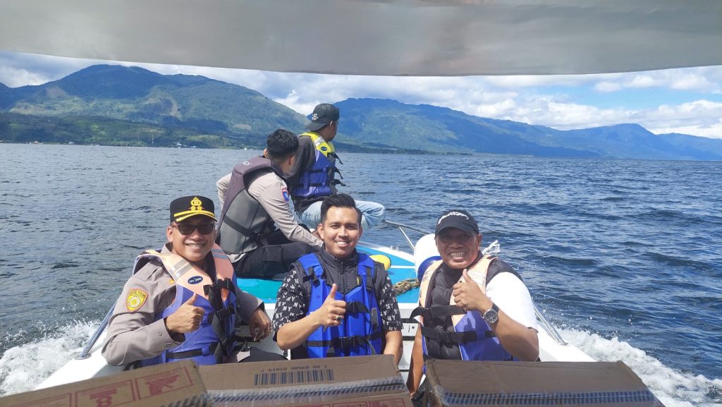 Kapolres Solok Kota AKBP Mas’ud Ahmad memimpin penyaluran bantuan melalui kapal boat ke warga Nagari Muaro Pingai, Sabtu (29/11/2025). (Dioni/GOnews.id)