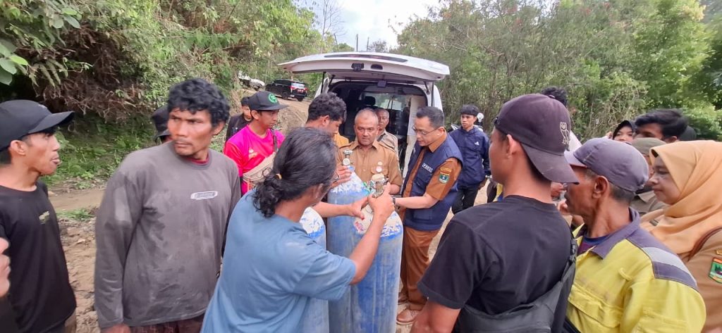 PERSI Sumbar Terobos Jalan Putus Salurkan Bantuan ke Agam Petugas PERSI Sumatera Barat bersama warga Sungai Landia memindahkan bantuan pangan dan peralatan medis menuju posko bencana, Senin sore (1/12/2025). (Fhoto : Dioni/GOnews.id)