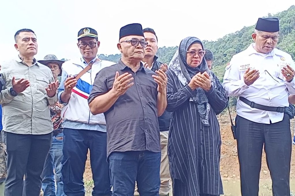 Bupati Yulianto Menahan Haru di Lokasi Longsor Sinuruik, Pencarian Korban Dimaksimalkan Bupati Pasaman Barat, H. Yulianto, memimpin doa bersama di lokasi longsor, tampak berdiri paling depan dengan tangan terangkat khusyuk. Doa dipanjatkan agar para korban yang tertimbun longsor segera ditemukan (Saipen/GOnews.id)