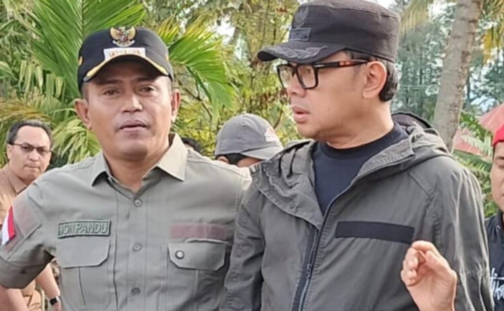 Bupati Solok Jon Firman Pandu meninjau proses pemasangan Jembatan Bailey yang dikerjakan prajurit Kodam XX Imam Bonjol di lokasi jembatan putus akibat bencana. Minggu (7/12/2025)