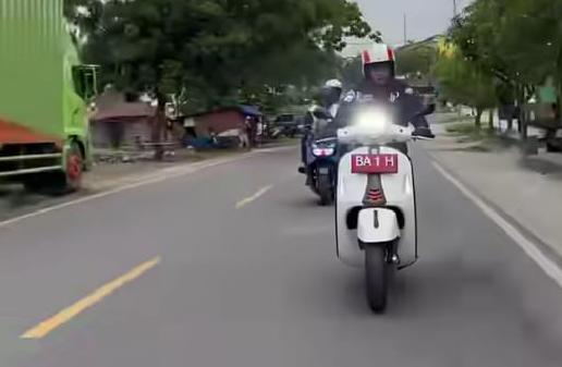 Bupati Solok Naik Motor Tembus Macet Demi Rekonstruksi