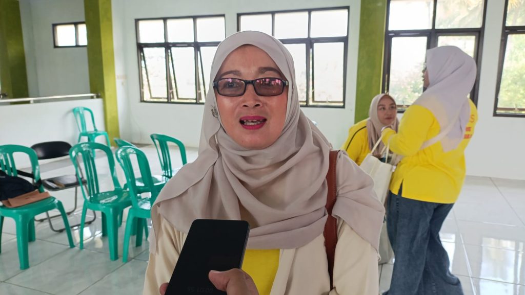 Debby Dafilah Penggerak UMKM Cisayong Potret Debby Dafilah penggerak UMKM Cisayong dalam wawancara di Aula Kecamatan Cisayong. (gonews.id)
