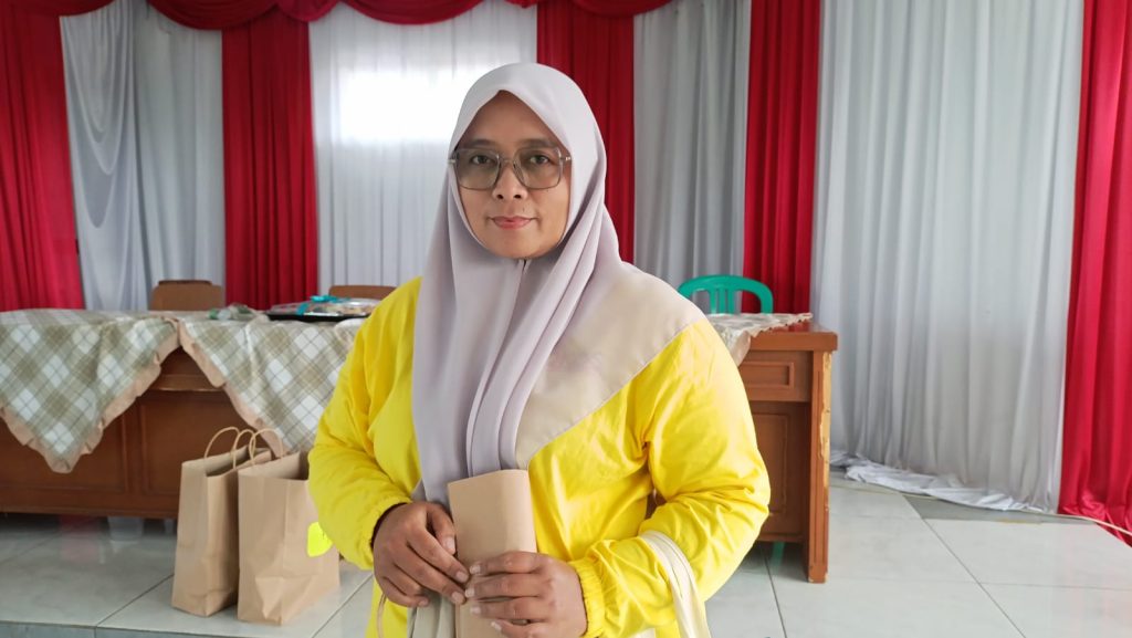 Potret Ela Komala dengan produknya di event UMKM Naik Kelas Live Commers. (gonews.id)