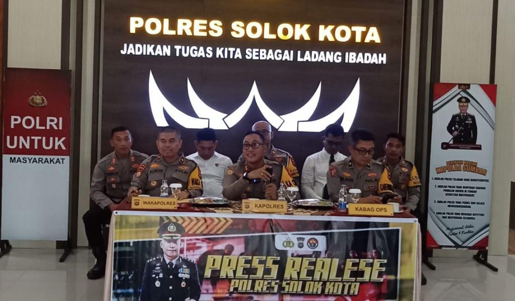 Kapolres Solok Kota AKBP Mas’ud Ahmad, S.I.K., M.Si saat memimpin Rilis Akhir Tahun 2025 dan menyampaikan capaian kinerja Polres Solok Kota, didampingi Wakapolres dan jajaran pejabat utama, di Aula Polres Solok Kota, Selasa (31/12/2025). (Fhoto: Dioni/Gonews.id)