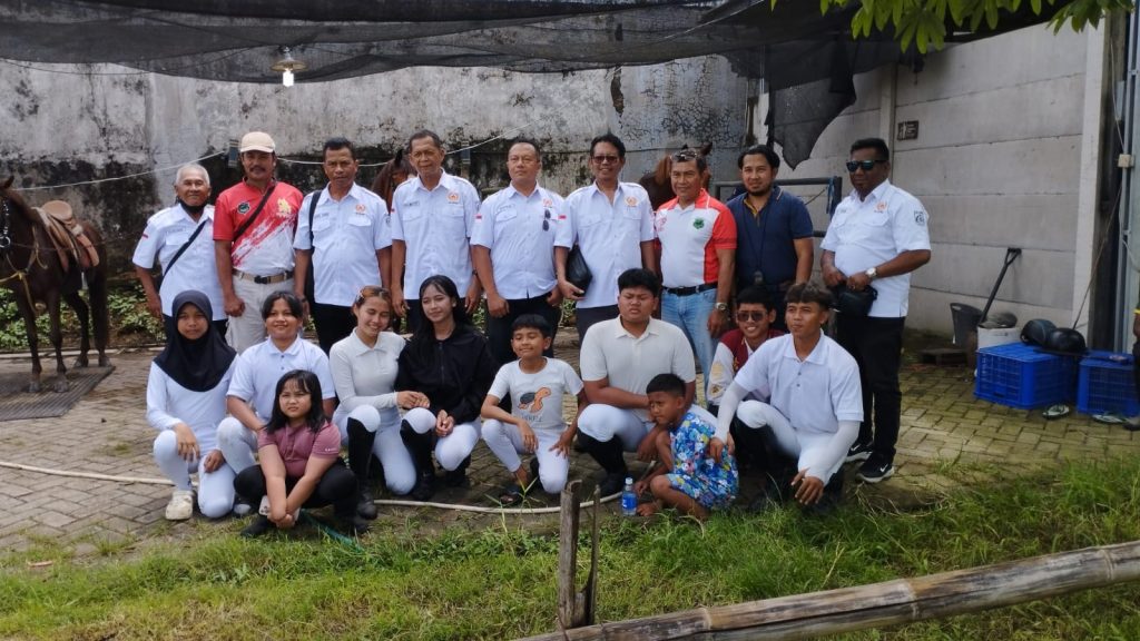 Ketua KONI Jember saat melakukan Monev di PORDASI Jember.foto Edi Mulyono
