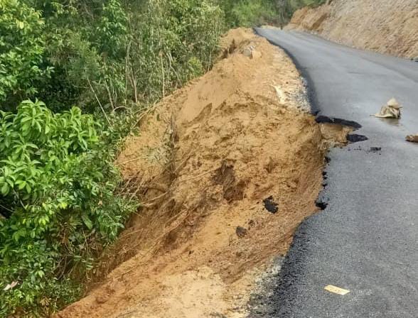 Proyek Jalan Longsor di Solok, Negara Dinilai Abaikan Risiko Kondisi ruas Jalan Bukit Kandung–Penjalangan di Kabupaten Solok pasca-longsor. Titik ini sebelumnya telah diidentifikasi sebagai kawasan rawan. Minggu (5/1/2025) (Fhoto : Dioni/Gonews.id)