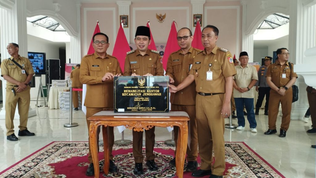 Bupati Jember Muhamad Fawait tanda tangani prasasti peresmian gedung pendopo kecamatan jenggawah