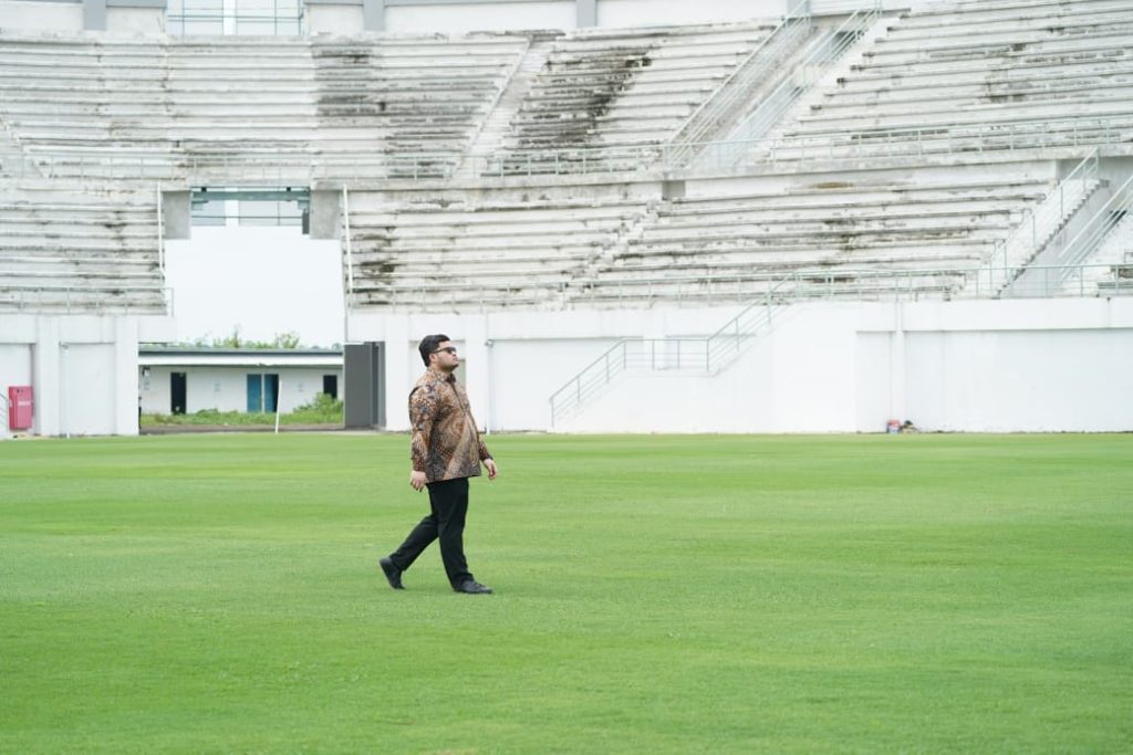 Bupati Kediri Hanindhito Himawan Pramana saat meninjau Stadion Gelora Daha Jayati( doc: Pemerintah Kabupaten Kediri)