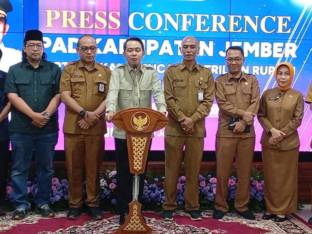 Bupati Jember muhamad Fawait saat press conference PAD Kabupaten Jember bersama jajaran