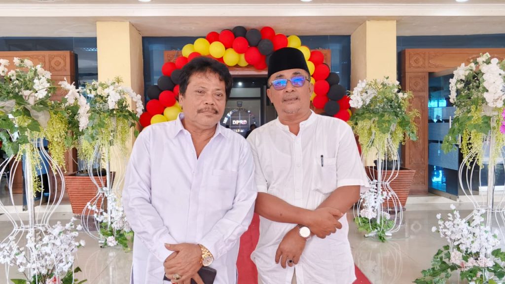 Ketua KAN Sungai Aur, H. Nofrizal, S.Pd, Tuanku Sambah Pucuk Adat Sungai Aur (sebelah kiri) bersama Sekretaris KAN Yulnefri Sutan Gagah (sebelah kanan). Rabu, 7 Januari 2026. (Saipen/GOnews.id)