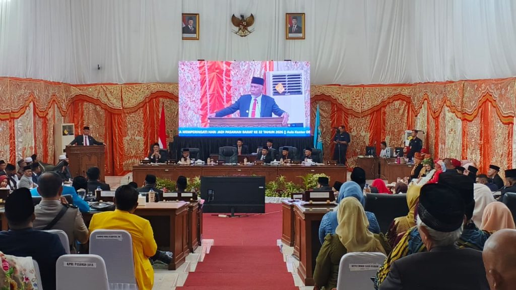 Rapat Paripurna DPRD Pasaman Barat Soroti Komitmen Pembangunan Suasana Diruangan Sidang; Rapat Paripurna Istimewa DPRD Dalam Rangka Memperingati Hari Jadi Kabupaten Pasaman Barat Ke-22; Saat Gubernur Sumbar, H. Mahyeldi Ansarullah, S.IP., Memberikan Sambutan Resminya. Rabu, 7 Januari 2026 (Foto: Saipen/GOnews.id)