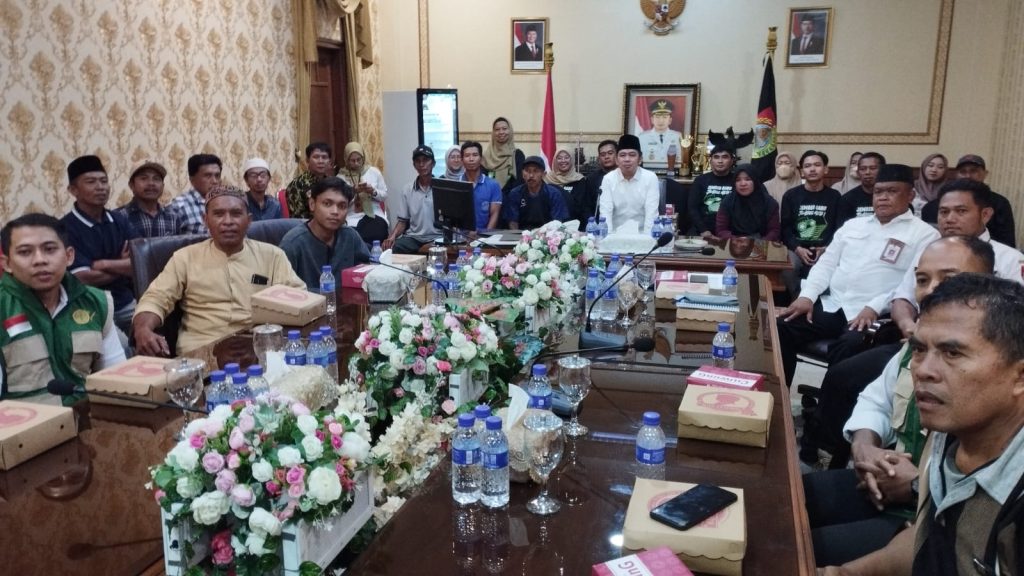 Bupati Jember Dukung Swasembada Pangan Lewat Panen Raya Virtual Bupati jember muhamad fawait saat ikuti zoom meeting di pendopo WWG