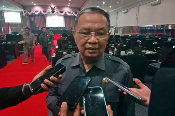 DPRD Bondowoso Pastikan PAW Kades Tuntas Awal Maret 2026 Ketua DPRD Bondowoso, H. Ahmad Dhafir saat diwawancarai (Doni/GOnews.id)