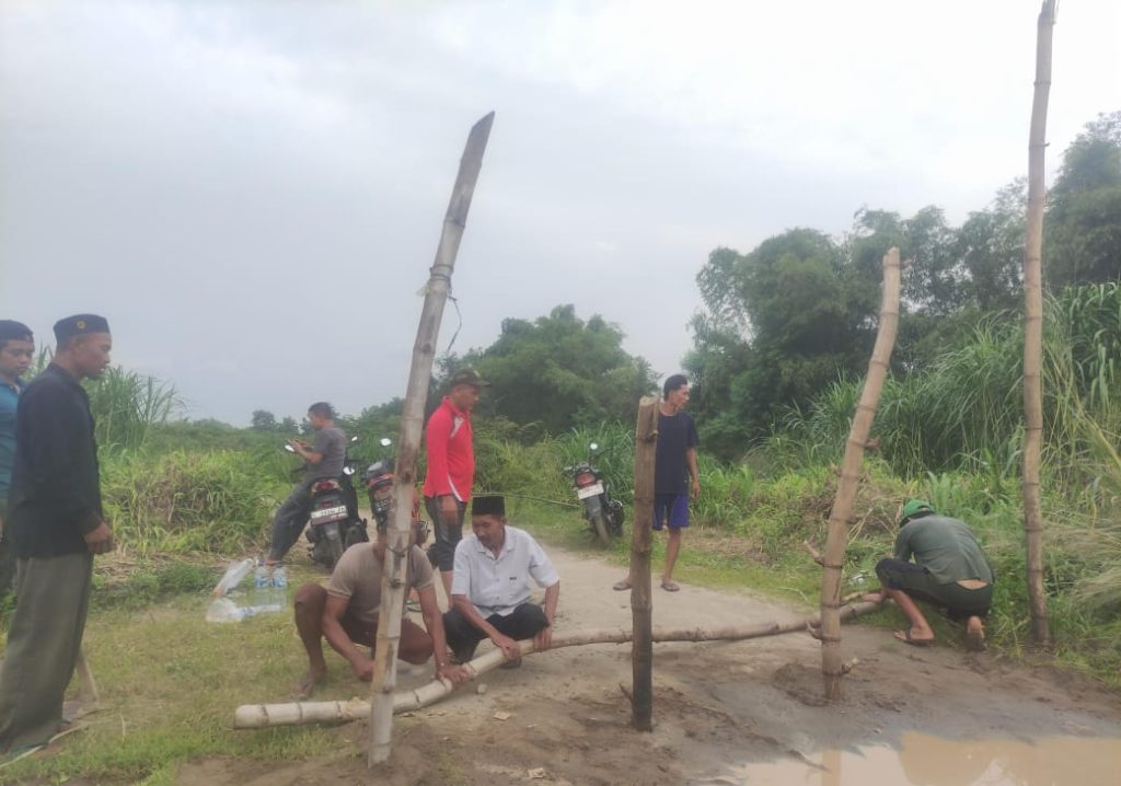 Warga Tutup Lokasi Limbah Bau di Pandisari Mojokerto Warga Dusun Pandisari Mojokerto menutup lokasi limbah berbau menyengat (HB/GOnews.id)