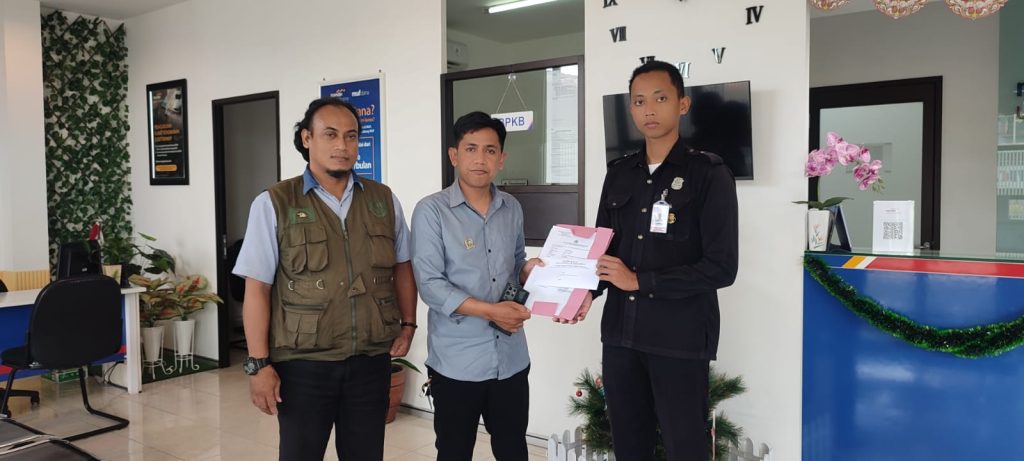 Dua advokat Imam Haironi, SH dan Ihya Ulumidin, SH selaku kuasa hukum RM kiai korban dugaan penipuan saat mendatangi leasing mobil (dok.Imam Haironi)