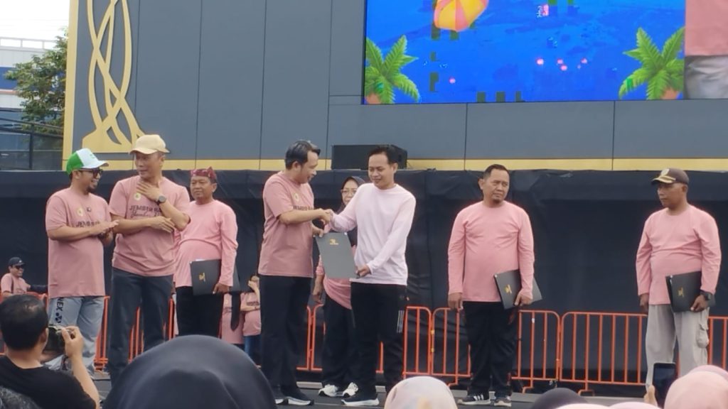 Bupati Jember serahkan SK Perpanjangan P3K secara simbolis (Edi Mulyono/GOnews.id)