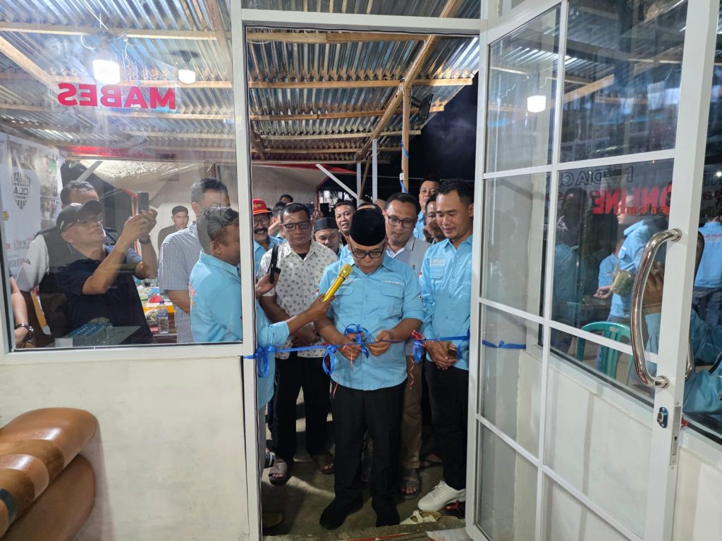 Bupati Pasbar, H. Yulianto, menggunting pita sebagai tanda resmi peresmian Kantor Sekretariat AJO Pasbar di kawasan Taman Tematik, Sabtu (10/1/2026) malam. Momen simbolis ini disaksikan langsung oleh jajaran Forkopimda, kepala OPD, serta pengurus AJO Pasbar (Saipen/GOnews.id)
