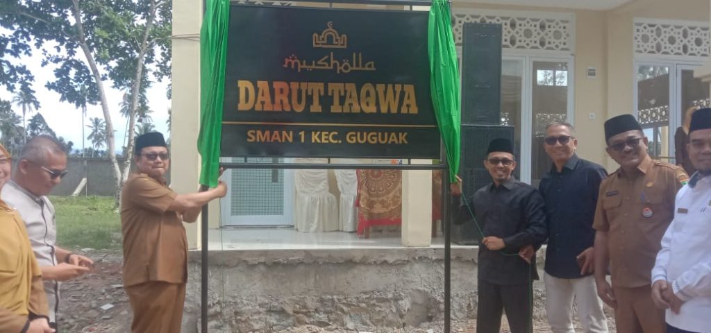 Kepala Dinas Pendidikan Provinsi Sumatera Barat, Habibul Fuadi, S.Pd, meresmikan Musala Darul Taqwa SMAN 1 Guguak, Kecamatan Guguak, Kabupaten Lima Puluh Kota, Senin (12/1/2026), disaksikan Kepala Cabang Dinas Pendidikan Wilayah IV, Kepala SMAN 1 Guguak Lisa Lazwardi, serta kepala sekolah SMA se-Kabupaten Lima Puluh Kota. (Fhoto : Dioni/Gonews.id)