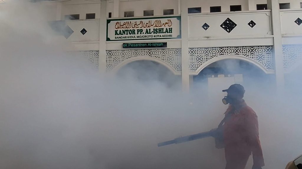petugas melakukan pengasapan di lingkungan ponpes Al Ishlah Kota Kediri (gonews.id/Darman)