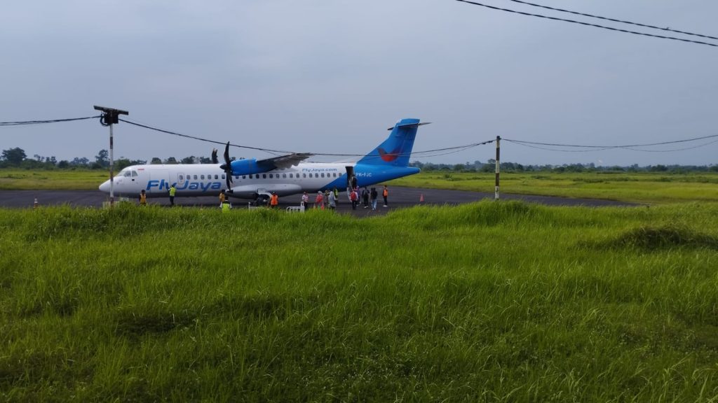 Pesawat fly jaya saat mendarat di bandara Notohadinegoro Jember.Foto Edi Mulyono