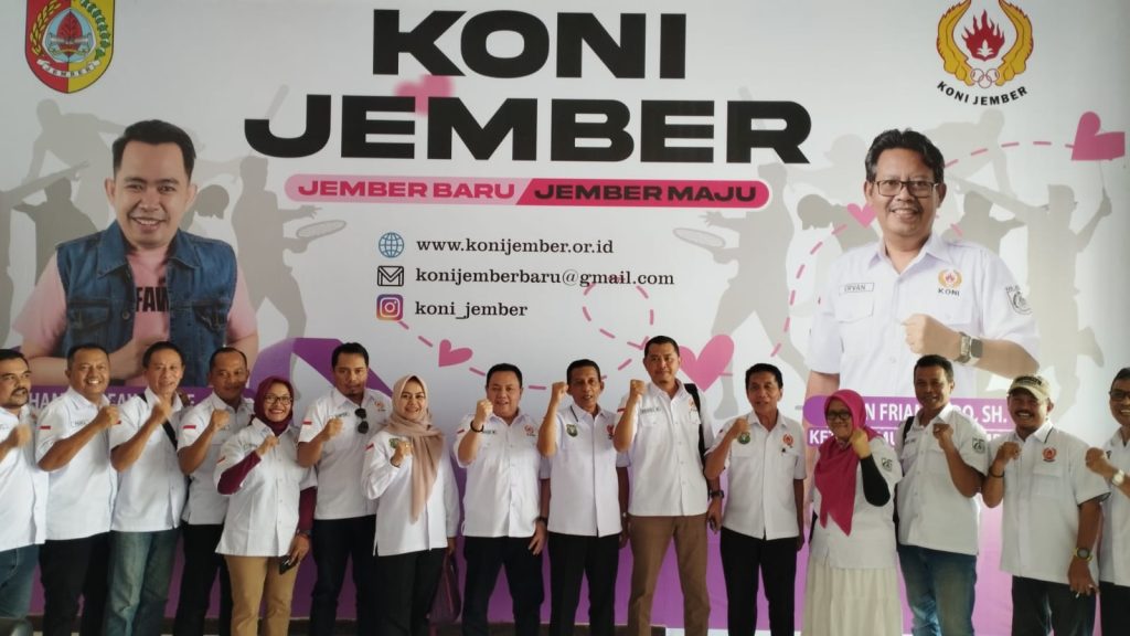 Wakil ketua umum koni Jember saat foto bersama ketua dan pengurus koni Bondowoso. .foto Edi Mulyono