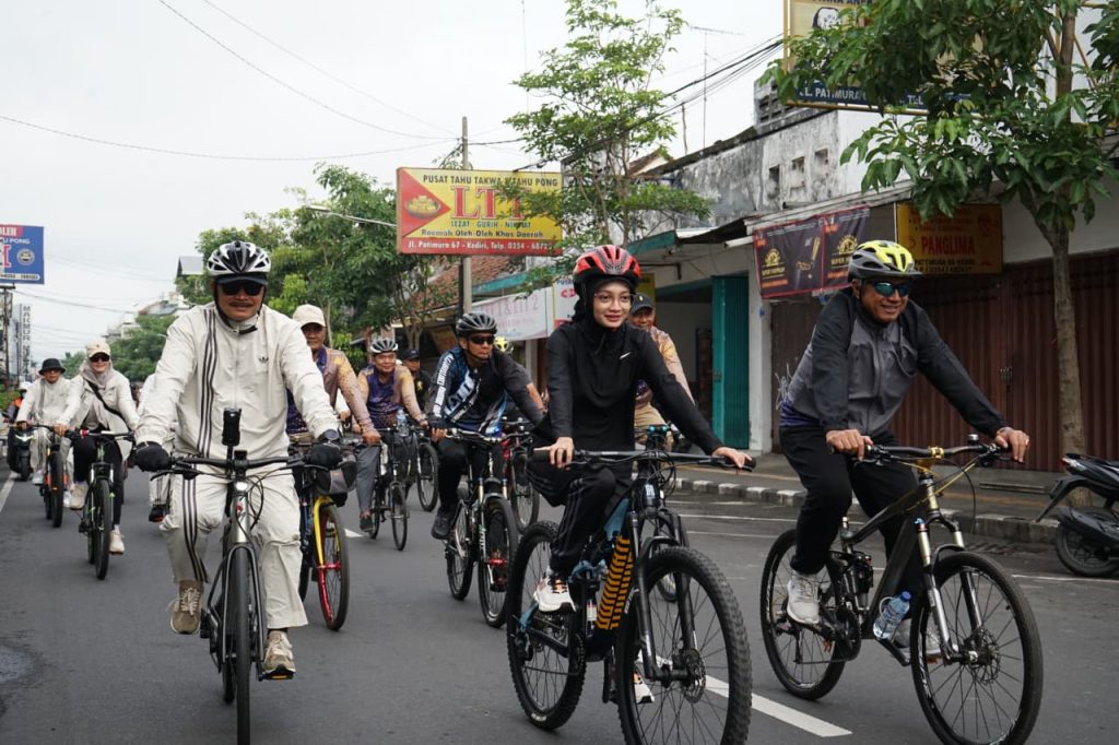Wali Kota Kediri Vinanda Prameswati bersama Wali Kota Madiun Maidi dan sejumlah pejabat bersepeda melihat potensi Kota Kediri, Rabu (14/1/2026).(Doc. Pemkot Kediri)