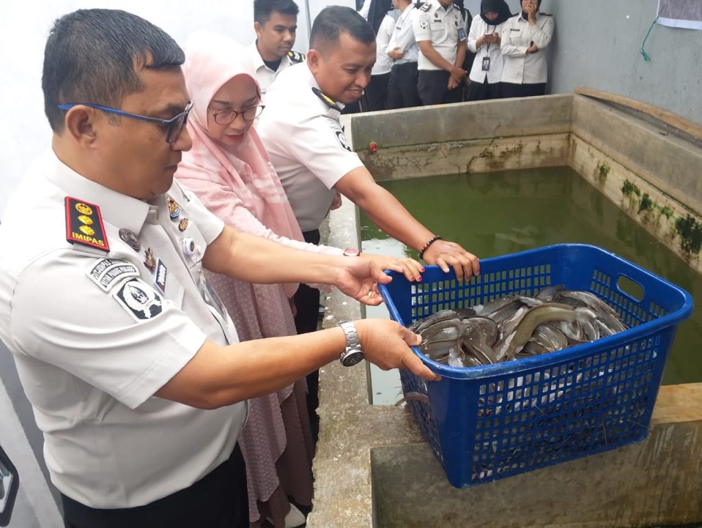 Keterangan Foto: Kepala Rutan Kelas IIB Padang Panjang, Torkis Fredy Siregar, bersama jajaran dan tamu undangan saat Panen Raya Serentak Ketahanan Pangan Kemenimipas Tahun 2026 di Rutan Padang Panjang, Kamis (15/1/2026). (Fhoto : Dioni/Gonews.id)