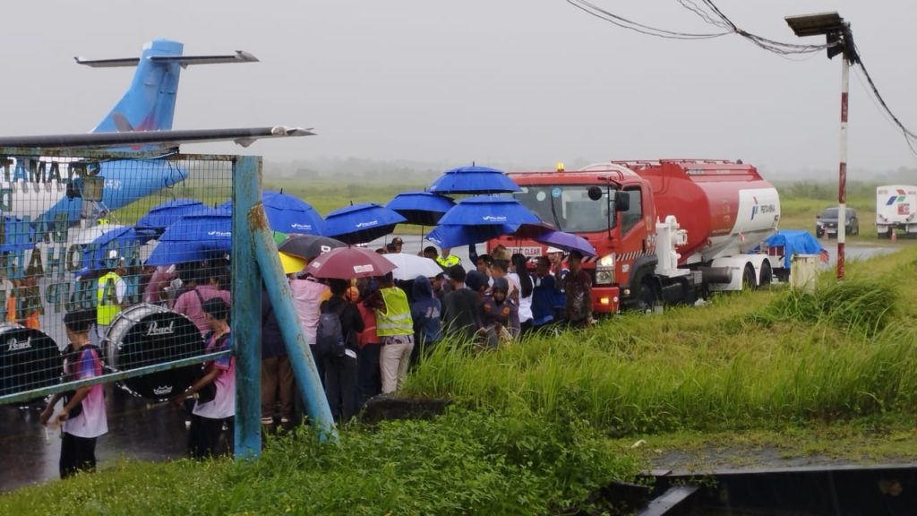 Pengisian bahan bakar pesawat / avtur di bandara Notohadinegoro jember. Foto Edi Mulyono