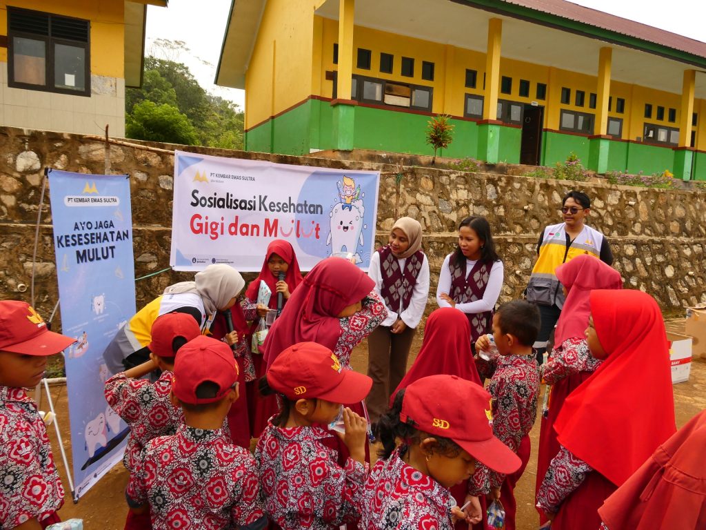 PT Kembar Emas Sultra menyalurkan tas sekolah dan penyuluhan kesehatan gigi untuk siswa SDN 06 Landawe Tambakua
