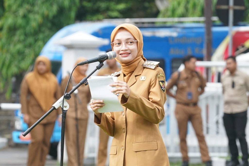 Wali Kota Kediri, Vinanda Prameswati menyerahkan SK Kenaikan Pangkat kepada 18 PNS di lingkungan Pemerintah Kota Kediri saat apel pagi, Selasa (20/1/2026).(Doc. Pemkot Kediri)