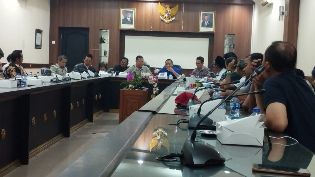 Saat pertemuan warga masyarakat terdampak banjir dengan Komisi C DPRD Jember (Edi Mulyono/GOnews.id)
