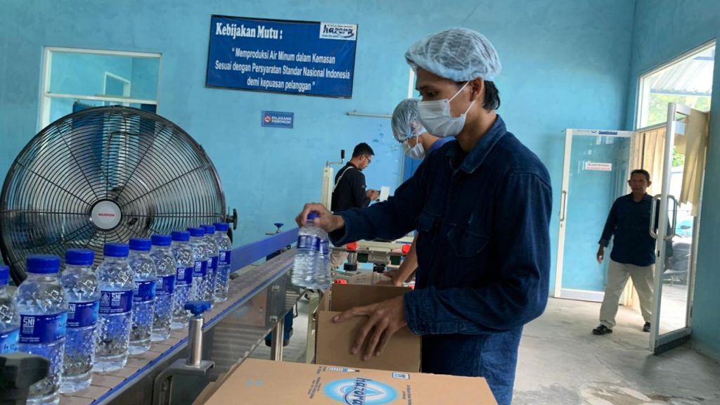 Saat pelaksanaan peking air kemasan botol Hazora.foto Edi Mulyono