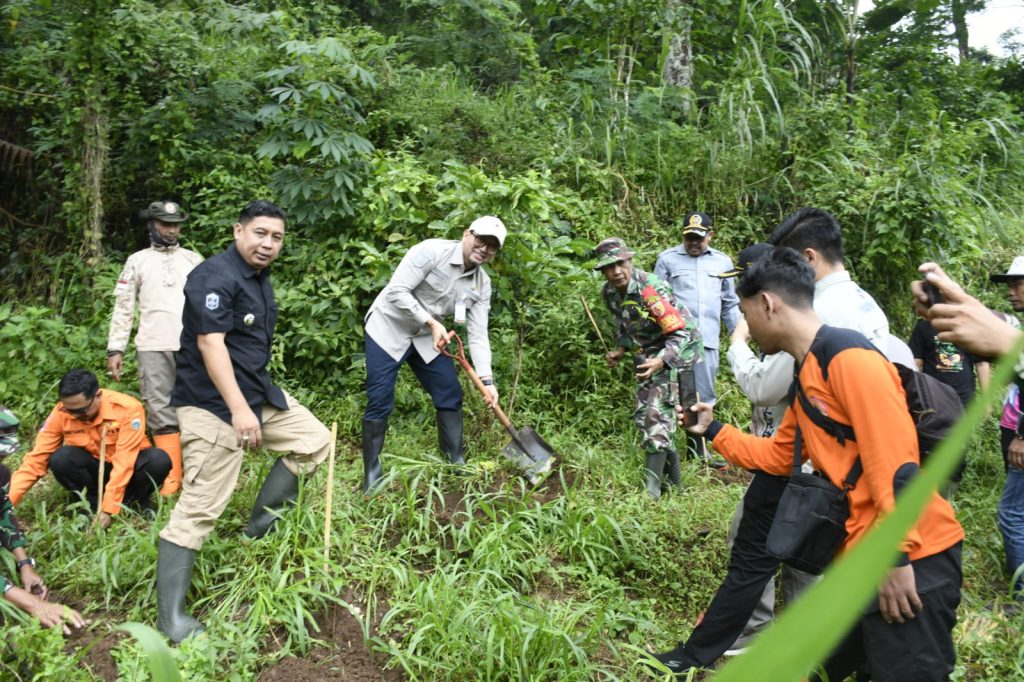 Penanaman 2000 pohon di Desa Gunungsari Kecaatan Maesan Kabupaten Bondowoso (Doni/GOnews.id)