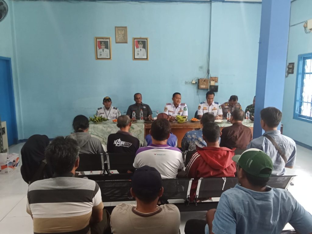 Pedagang Pasar Porong Baru Protes Parkir Portal Audiensi pedagang Pasar Porong Baru bersama Dinas Perhubungan Kabupaten Sidoarjo membahas kisruh pengelolaan parkir di kawasan Terminal dan Pasar Porong Baru, Kamis (22/1/2026).