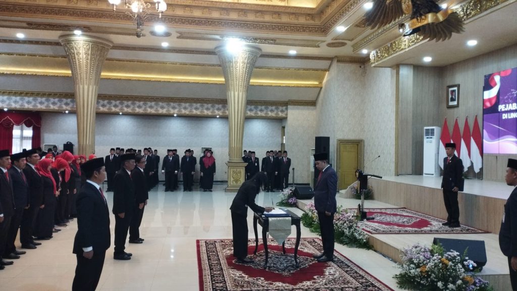Bupati Jember: 2026 Bukan Pemanasan, Tapi Pembuktian Prosesi penanda tangan nan SK setelah pelantikan oleh Bupati Jember Muhamad Fawait. Foto Edi Mulyono
