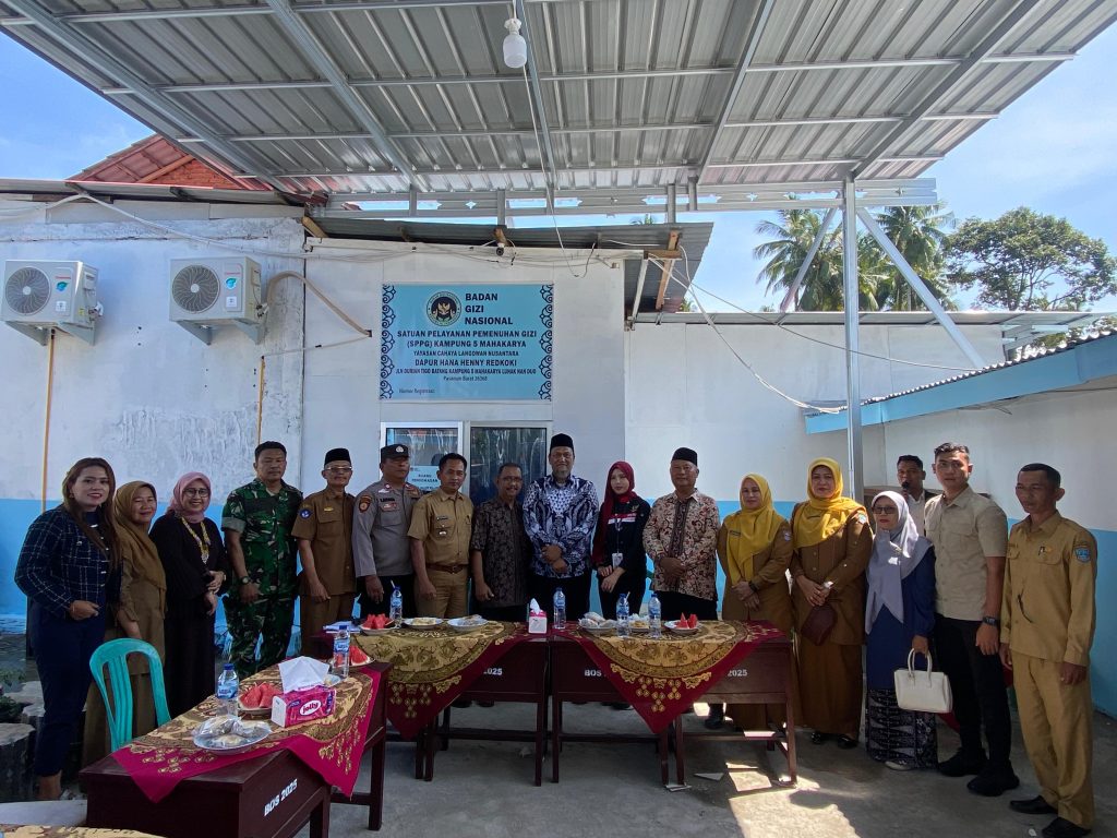 Wakil Bupati Pasaman Barat, M. Ihpan, didampingi jajaran pejabat daerah terkait saat meresmikan Dapur Makan Bergizi Gratis (MBG) Kampung 5 Mahakarya di Jorong Lubuk Badak, Senin (26/1/2026) (Foto: Saipen Kasri/GOnews.id)