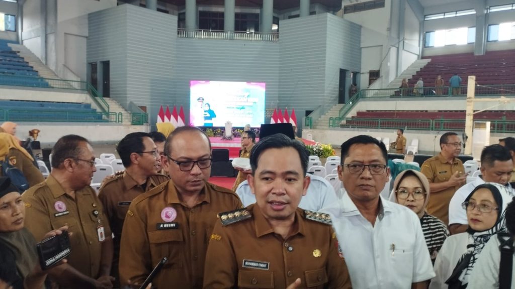 Pemkab Jember Luncurkan Gerakan 1.200 Tenaga Kesehatan Bupati Jember Muhamad Fawait saat wawancara seusai luncurkan program 1200 nakes.Di Gor Kaliwates. Foto Edi Mulyono